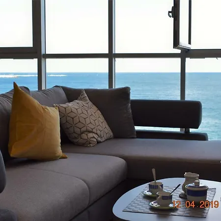 Luxurious Beach Apartment. Apartmán *